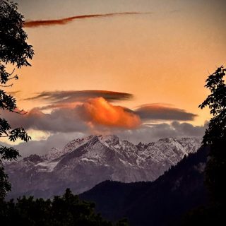 … der erste Schnee auf der Albspitze. Untrüglicher Vorbote eines nahenden Winters. 
Zu bewundern vom SCHELLENWIES*****. Traumferienwohnen am Alpenrand.
#alpenliebe 
#alpenblick 
#sehnsuchtsort 
#ferieninbayern
