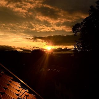 Sonnenaufgang heute Morgen.
Aus meiner Ferienwohnung SCHELLENWIES*****“ betrachtet.
Willkommen am Alpenrand im SCHELLENWIES*****!
Wundervolle Herbsttage erleben …
#ferienwohnung 
#alpenliebe 
#auszeitfürdich 
#auftanken
#morgenstimmung