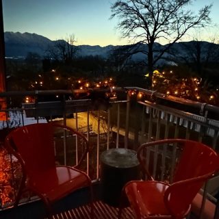 Sehnsucht nach Stille und Schönem?
Raus aus der Hektik der Vorweihnachtszeit?
Lust auf eine kleine Auszeit am Alpenrand?
In einer wunderbar friedvollen Landschaft?
Dann sind Sie hier genau richtig!
In Murnau am Staffelsee.
Nur eine Stunde von München, 
Innsbruck oder Füssen.
Nur wenige Schritte ins Murnauer Moos.

Hier im Advent im SCHELLENWIES*****. 

#urlaubfürdieseele 
#auszeitinbayern 
#murnauamstaffelsee 
#ferienwohnenmithund
#wasfürsichtun