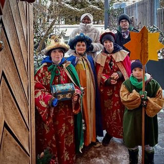 6. Januar 2026.
Heilige Drei Könige.
Die Sternsinger kommen ins SCHELLENWIES. 
Bringen den Segen von Haus zu Haus. 
20*C+M+B+26
Beschützt sei das Haus und seine Bewohner!
Welch‘ würdige Tradition.
Jahr für Jahr freu ich mich auf den königlichen Besuch an meiner Haustüre …
#sternsinger 
#segen
#dreikönigstag 
#spenden 
#gebengibt
