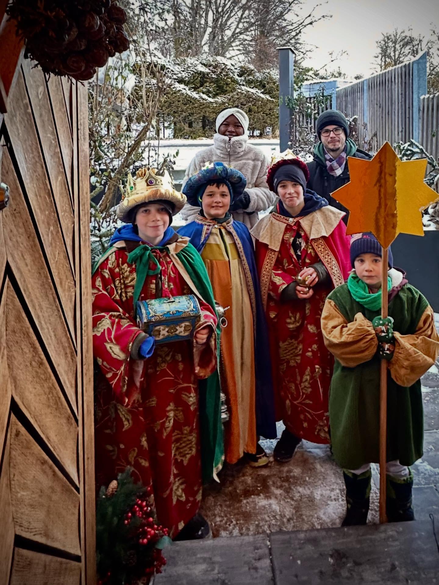 6. Januar 2026.
Heilige Drei Könige.
Die Sternsinger kommen ins SCHELLENWIES. 
Bringen den Segen von Haus zu Haus. 
20*C+M+B+26
Beschützt sei das Haus und seine Bewohner!
Welch‘ würdige Tradition.
Jahr für Jahr freu ich mich auf den königlichen Besuch an meiner Haustüre …
#sternsinger 
#segen
#dreikönigstag 
#spenden 
#gebengibt