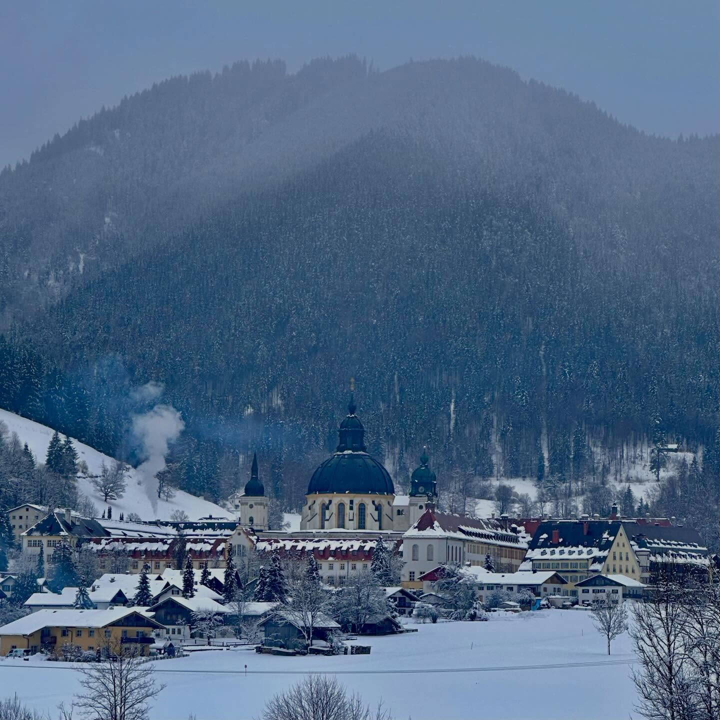 Kloster Ettal.
Keine halbe Stunde vom SCHELLENWIES!
Ob Winterwanderung, Schneeschuhwandern oder Skilanglaufen - immer wieder ein Erlebnis …
Buchen Sie Ihre Winter-Auszeit in der Traumferienwohnung DAS SCHELLENWIES!