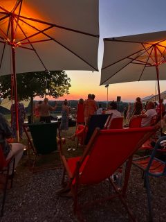 Lust auf Sommernachtslounge im Grünen? 
Oder unkompliziert einfach so an der Bar entspannen?
Einfach mal barfuß durch den Sommerabend tanzen?
Ne halbe Stunde von meiner Ferienwohnung DAS SCHELLENWIES in Nantesbuch. 
Da geht das. 
Einfach so und ganz unkompliziert.
Mitten in schönster Alpenvorlandskulisse.
Natur pur.

#stiftungkunstundnatur 
#nantesbuchtanzt 
#genussmomente 
#nature