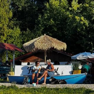 Noch ein Tipp der Gastgeberin für die Gäste des SCHELLENWIES*****!
Einen Katzensprung von unserer Ferienwohnung entfernt liegt das hübsche Dorf Bad Bayersoien mit dem Soyer See!
Böötchen fahren, im Seehäuserl einkehren, die Seele baumeln lassen, sonnenbaden, den Moorpfad entlang laufen oder ganz einfach übern See schauen - all das und zwar ganz entschleunigt und entspannt, gibts am Soyer See!
#ammergaueralpen
#ferieninbayern
#genusszeit
#badbayersoien
#urlaub