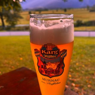 Kleine Abendrunde ins Murnauer Moos.
Einkehr im @aehndl unter den großen alten Linden.
Auf ein Feierabendbier vom @brauerei_karg!
Nur einen Katzensprung vom SCHELLENWIES.
Habt ein entspanntes Wochenende!
@schellenwies