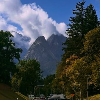 Lust auf ein entspanntes Wochenende am Alpenrand?
Den nahenden Herbst schon spüren.
Nochmal Sonne um die Mittagszeit tanken.
Und wenn’s dann kühl wird abends: so richtig wohlfühlen im SCHELLENWIES.
Den weiten Blick übers Murnauer Moos auf die Berge genießen und entspannt das Wochenende genießen.
In der Traumferienwohnung DAS SCHELLENWIES im beschaulichen Murnau am Staffelsee …
#auszeitfürmich
#blaueslanderleben
#zugspitzregion
#urlaubindembergen