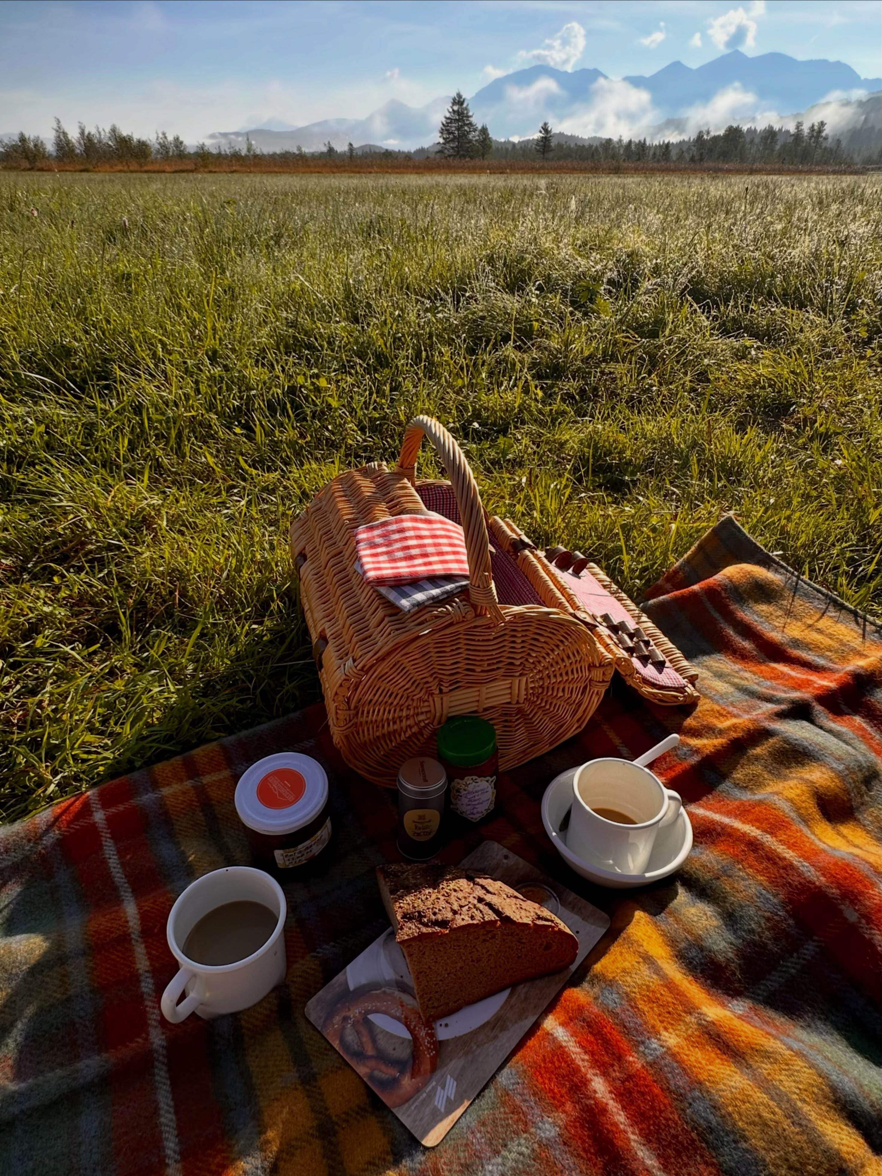 Picknick am Sonntagmorgen im Murnauer Moos! Wenn die Frühnebel gehen, die Sonne kommt und mit ihr die Wärme sich übers herbstliche Moos legt. Ein wunderbarer Tag beginnt …
Willkommen in der Ferienwohnung DAS SCHELLENWIES am Rande des Murnauer Moos mit Blick in die Berge …
#urlaubfürdieseele
#urlaubindenbergen❤️🗻
#murnauermoos
#herbstzeit_gemütlichkeit
#blauesland