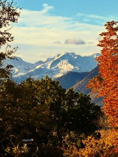 Blick ausm SCHELLENWIES 1:
Stell Dir vor, Du schaust aus dem Fenster Deines Feriendomizils und hast diesen Blick vor Augen!Die Alpspitze im herbstlichen Morgenlicht.
So beginnt der Morgen für meine Gäste im SCHELLENWIES.
So kann der Tag beginnen …
Immer wieder faszinierend schön.