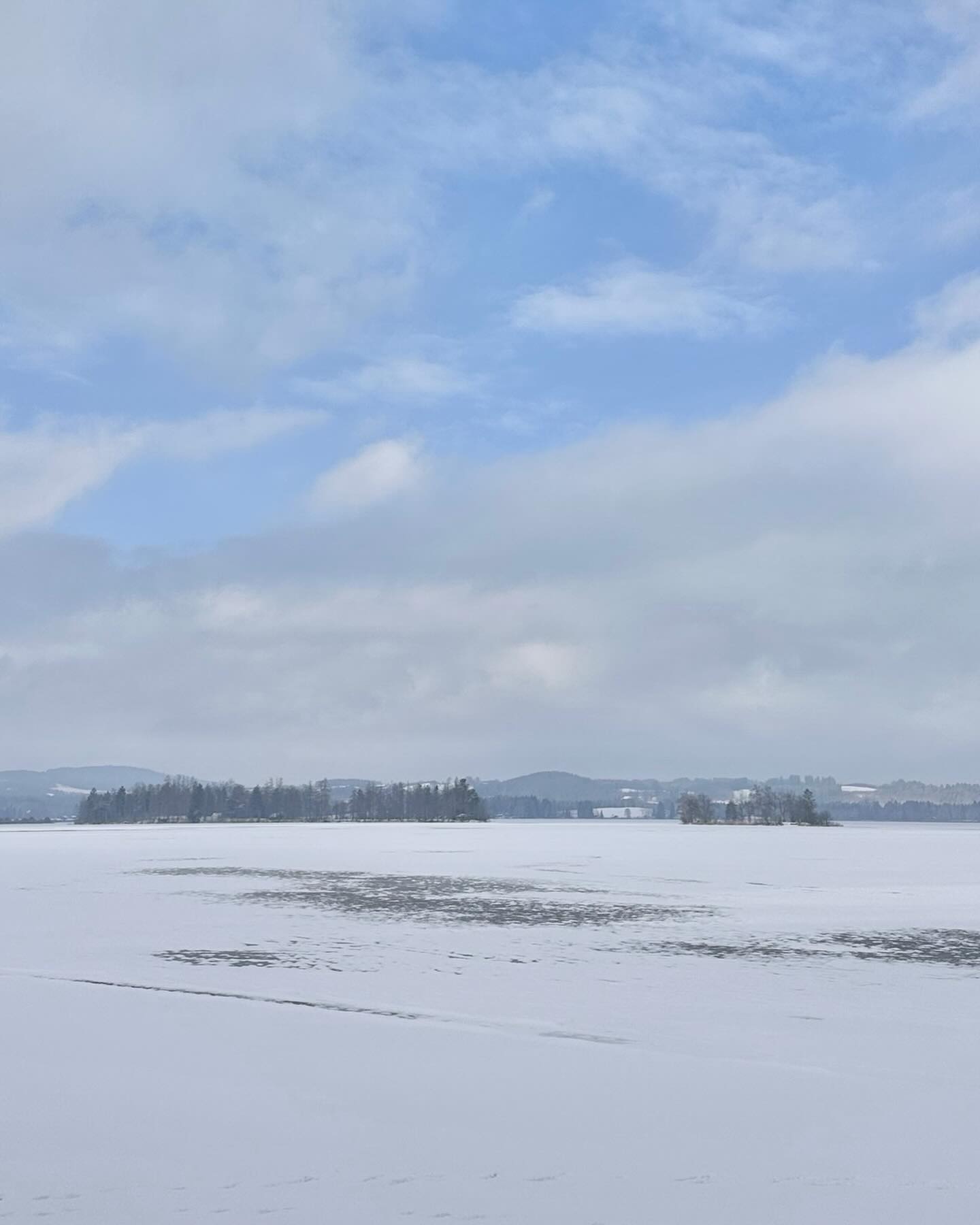 Wundervoll weißer Wintertag.
Staffelsee on Ice.
Zeit für Kopf frei, Genuss, Stille, Dankbarkeit.
Was gibt’s Schöneres im Januar?
Willkommen in der Ferienwohnung 
DAS SCHELLENWIES***** 
in Murnau am Staffelsee am Alpenrand!

#staffelsee_murnau 
#blauesland 
#stille 
#metime 
#auszeitfürdieseele💕